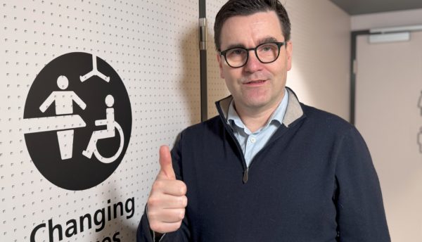 Håvard Ravn Ottesen foran et Changing Places toalett