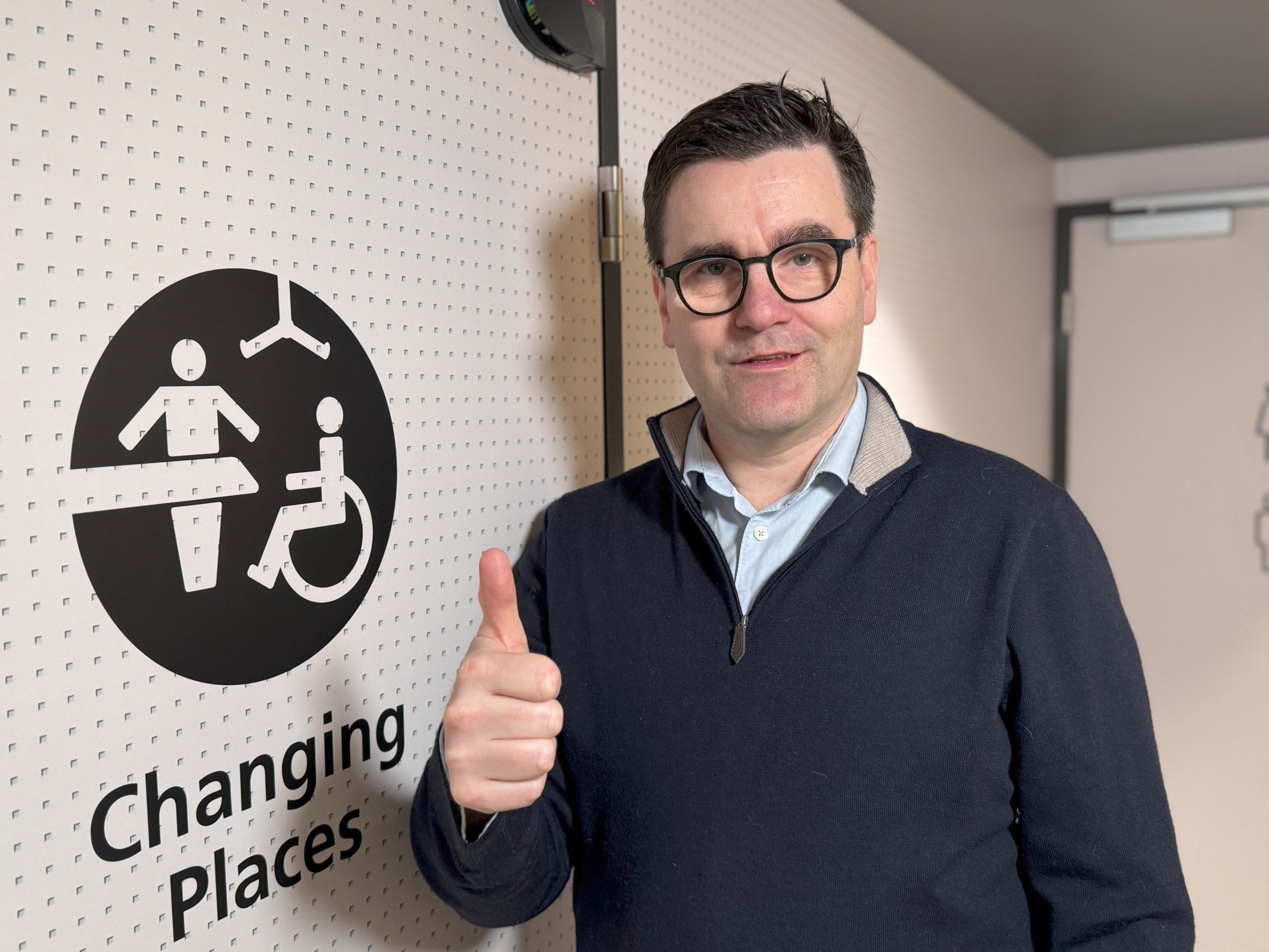 Håvard Ravn Ottesen foran et Changing Places toalett